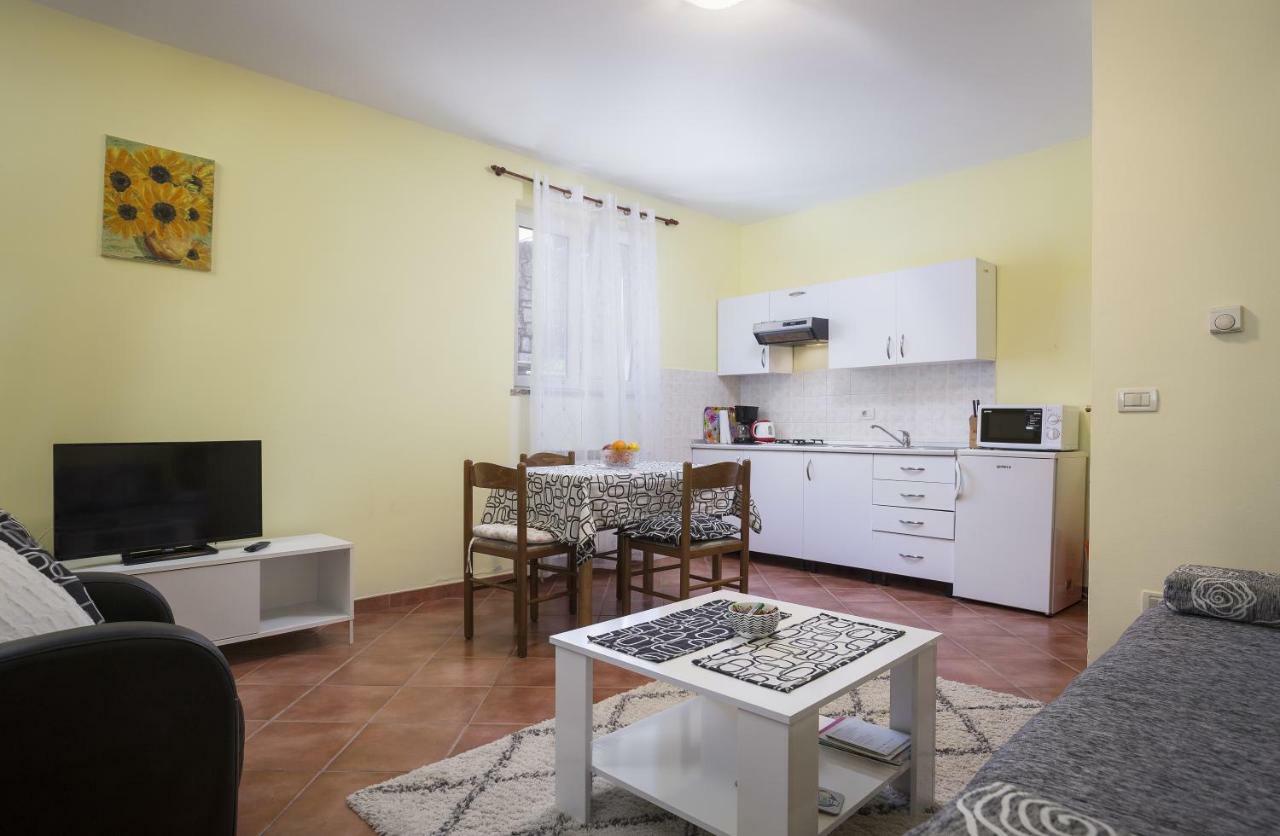 Apartments Ella Ровінь Екстер'єр фото